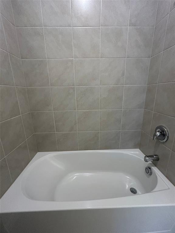 1448 Sun Gdn Way Justin, TX 76247 - Photo 18 of 28 Full bathroom with a bathtub