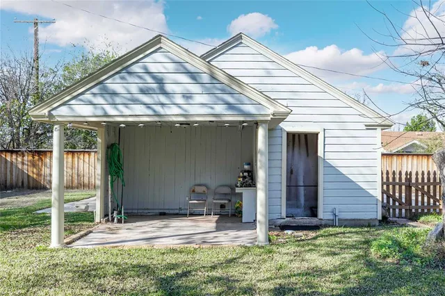 a view of a house with backyard