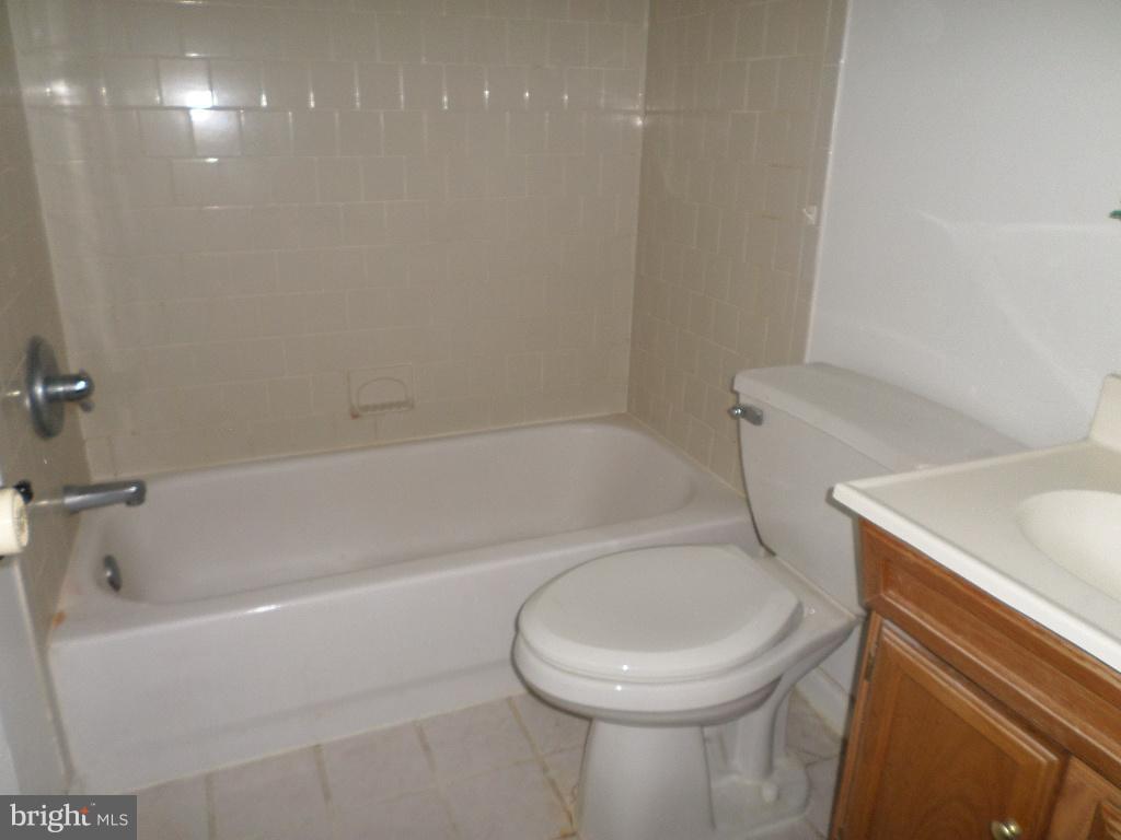 3407 Santee Road Baltimore, MD 21236 - Photo 18 of 22 a bathroom with a sink a toilet and bathtub