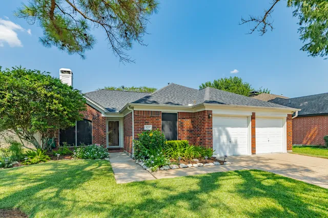 $326,500 | 3739 Crescent Drive, Pearland, TX 77584