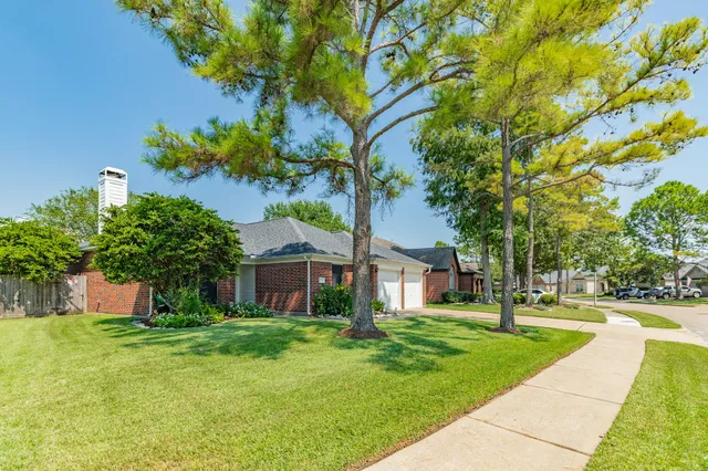 $326,500 | 3739 Crescent Drive, Pearland, TX 77584