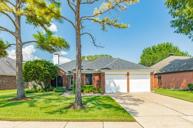 $326,500 | 3739 Crescent Drive, Pearland, TX 77584