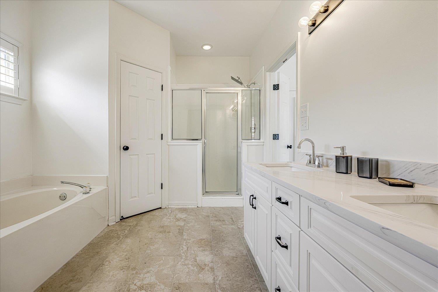 8453 Thor Road Memphis, TN 38018 - Photo 18 of 29 a spacious bathroom with sinks shower and a bathtub