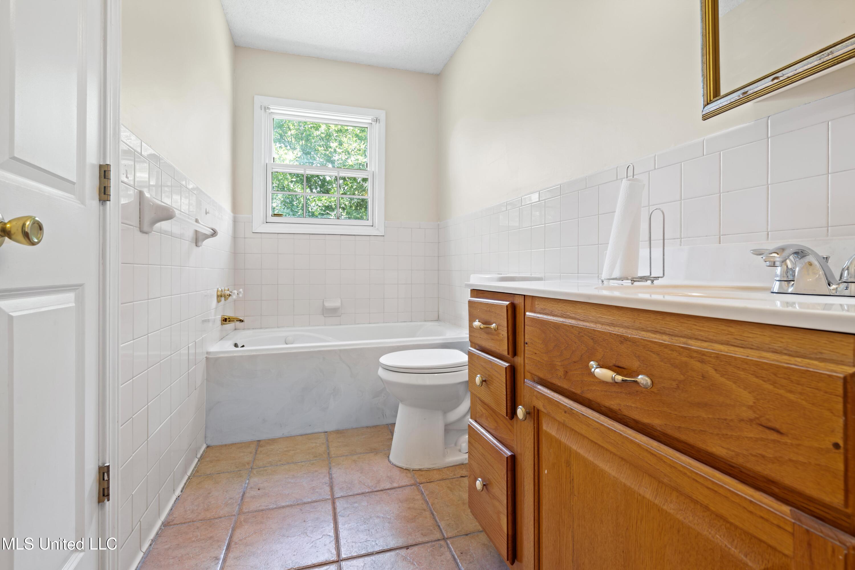 10668 Stark Acres Road Olive Branch, MS 38654 - Photo 17 of 22 Upstairs Shared Bathroom