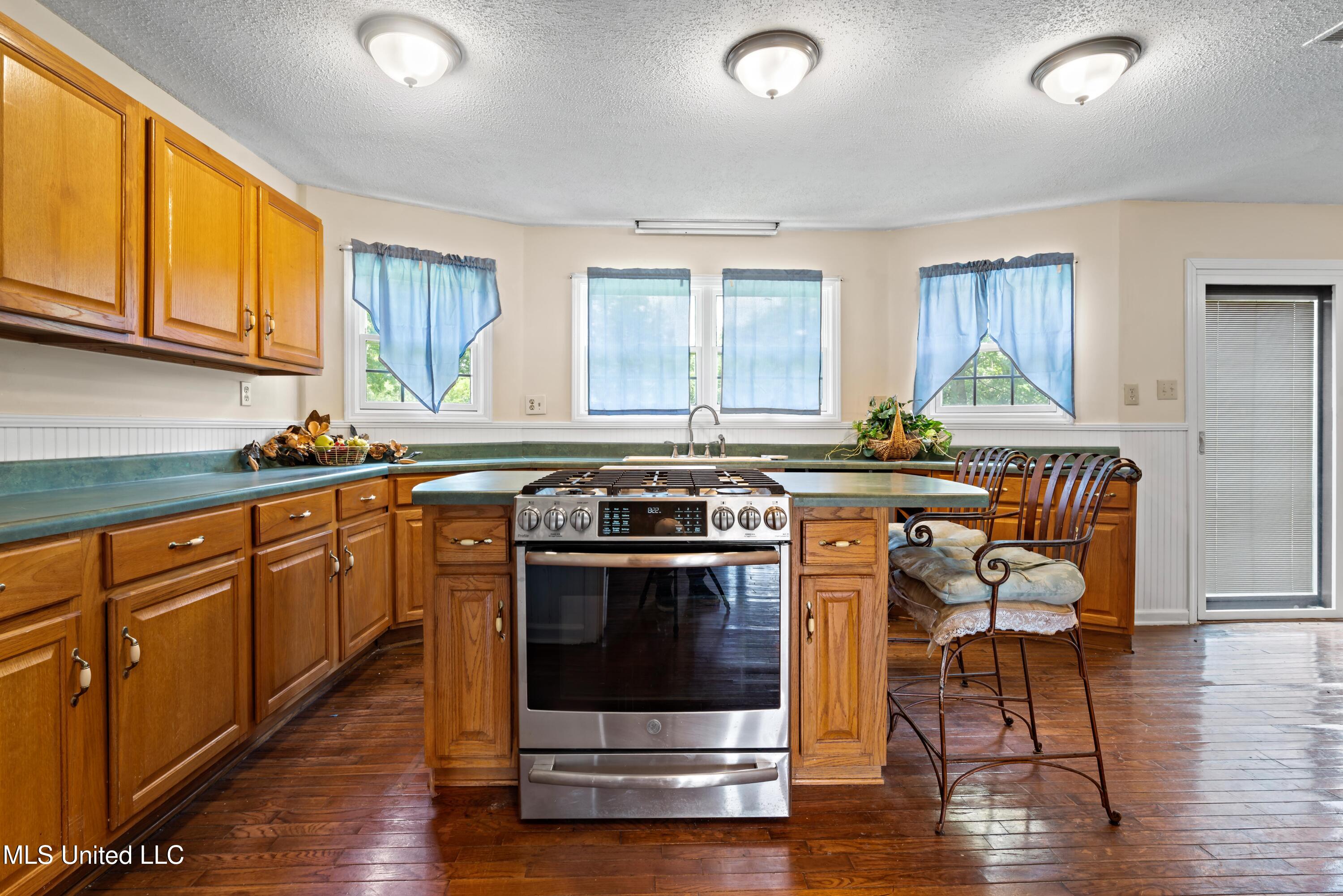 10668 Stark Acres Road Olive Branch, MS 38654 - Photo 4 of 22 Kitchen w/Electric Stove Island