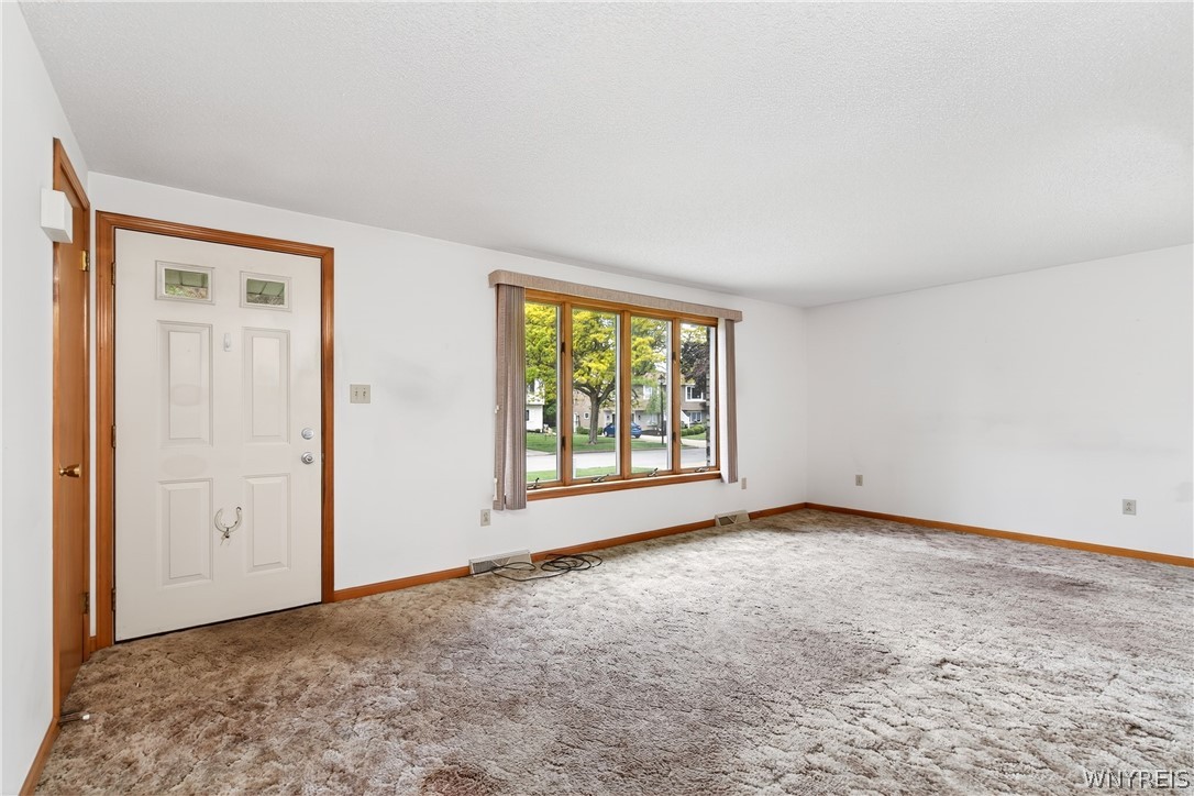 144 Hillpine Road Cheektowaga, NY 14227 - Photo 4 of 33