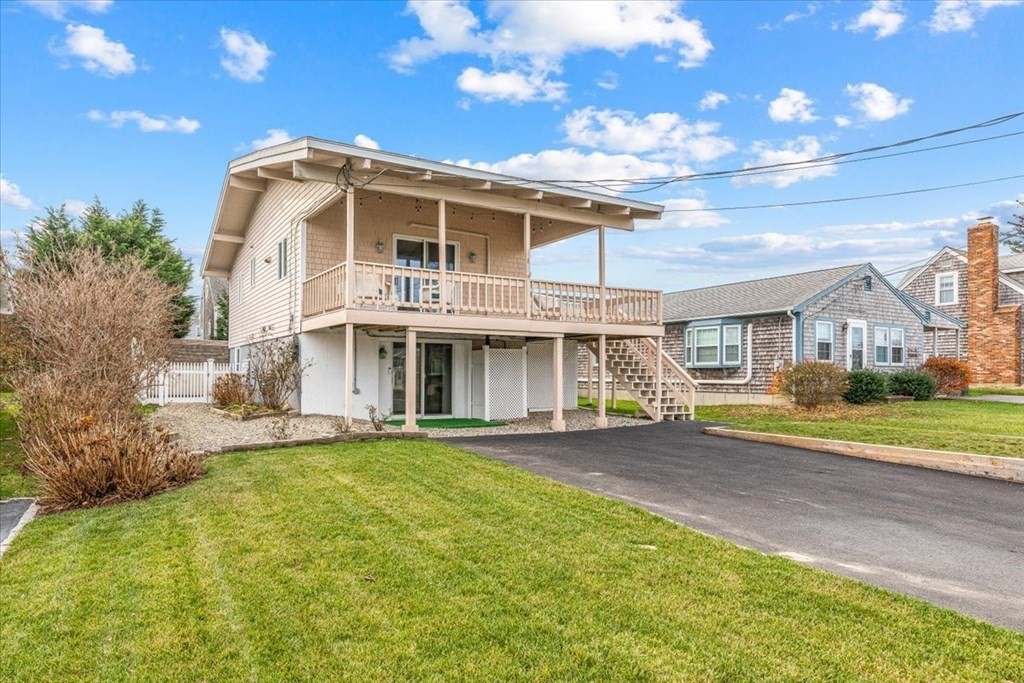 a view of a house with a yard