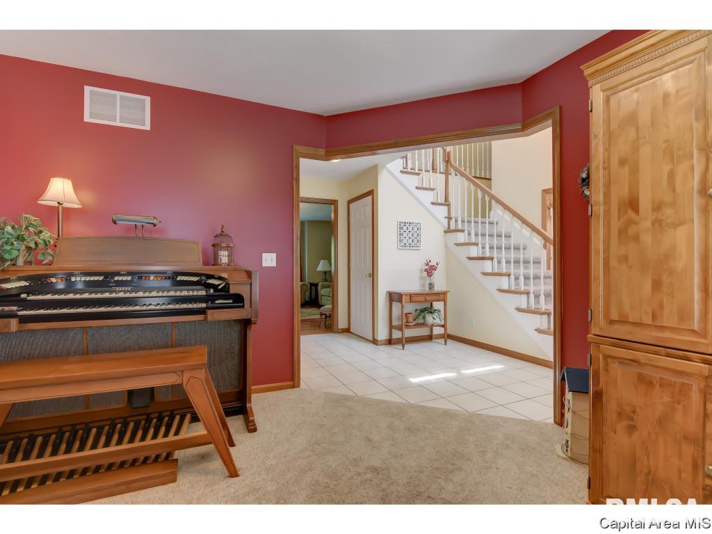 220 Huntington Road Chatham, IL 62629 - Photo 4 of 36 Gallery Image 4