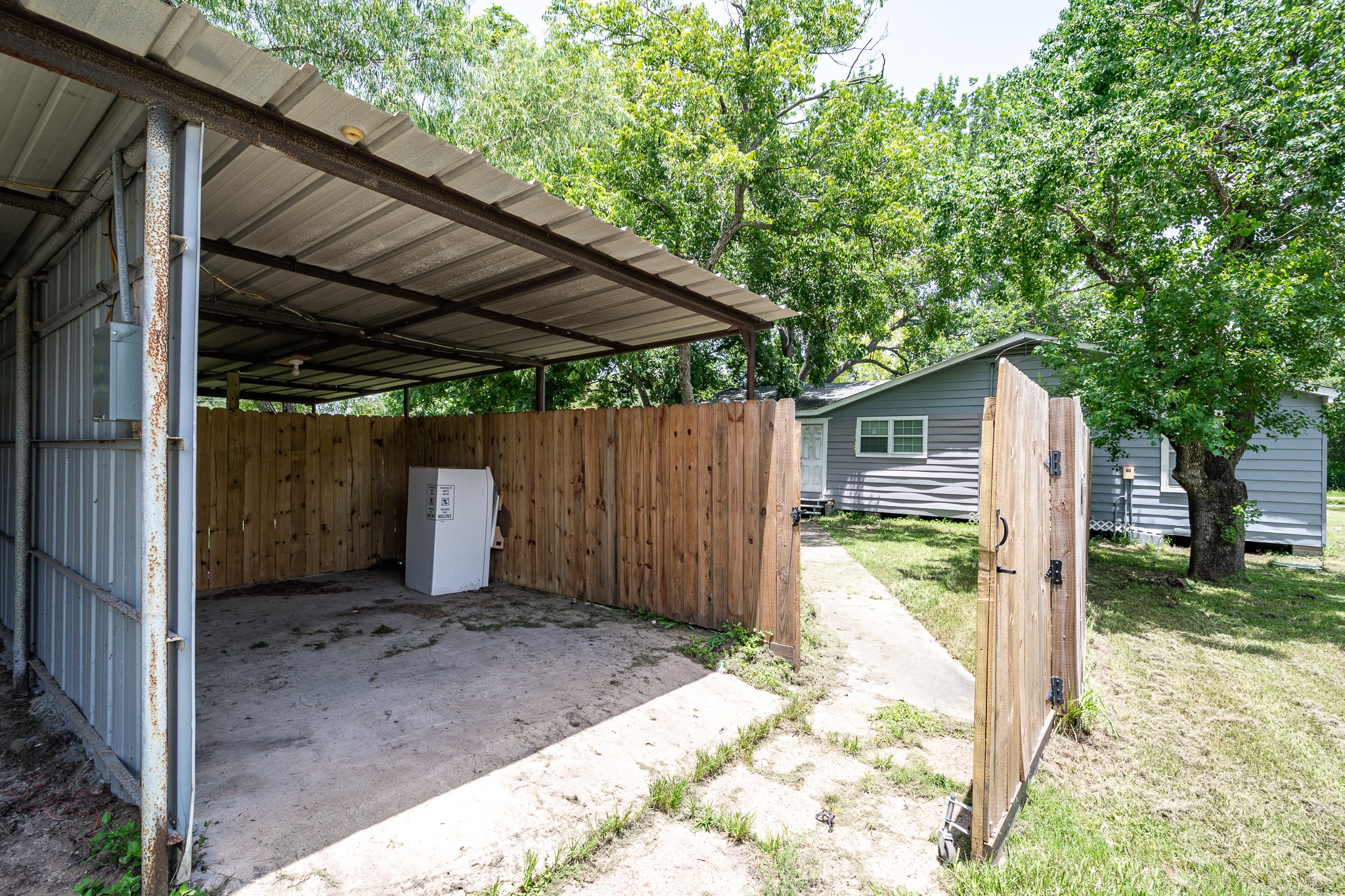 248 Fm-770 Liberty, TX 77575 - Photo 21 of 30 a view of a backyard with wooden fence and a large tree