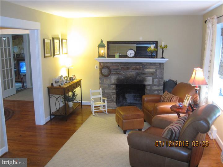 404 Valley View Road Willow Grove, PA 19090 - Photo 4 of 14 Living Room