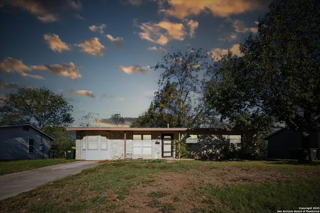 a view of a house with a yard