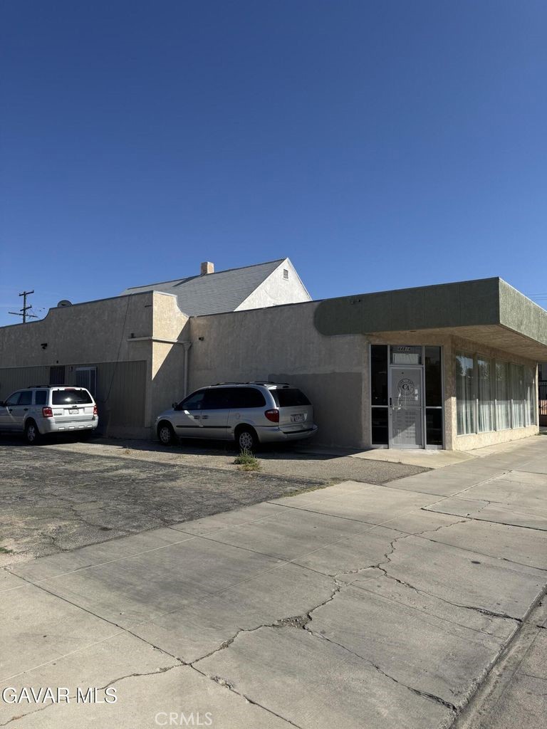 44814 Date Lancaster, CA 93534 - Photo 3 of 4 a house with a outdoor space