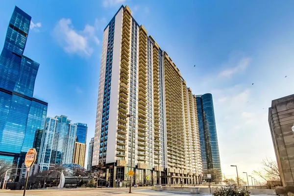 $2,100 | 400 East Randolph Street, Unit 821, Chicago, IL 60601