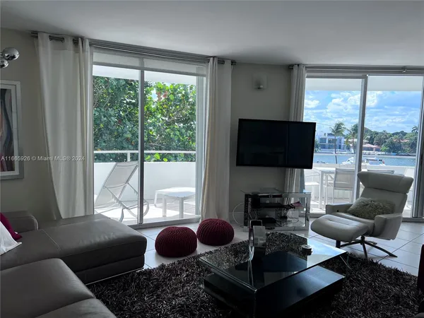 $6,700 | 5161 Collins Avenue, Unit 405, Miami Beach, FL 33140