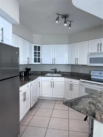 $6,700 | 5161 Collins Avenue, Unit 405, Miami Beach, FL 33140