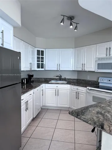 $6,700 | 5161 Collins Avenue, Unit 405, Miami Beach, FL 33140