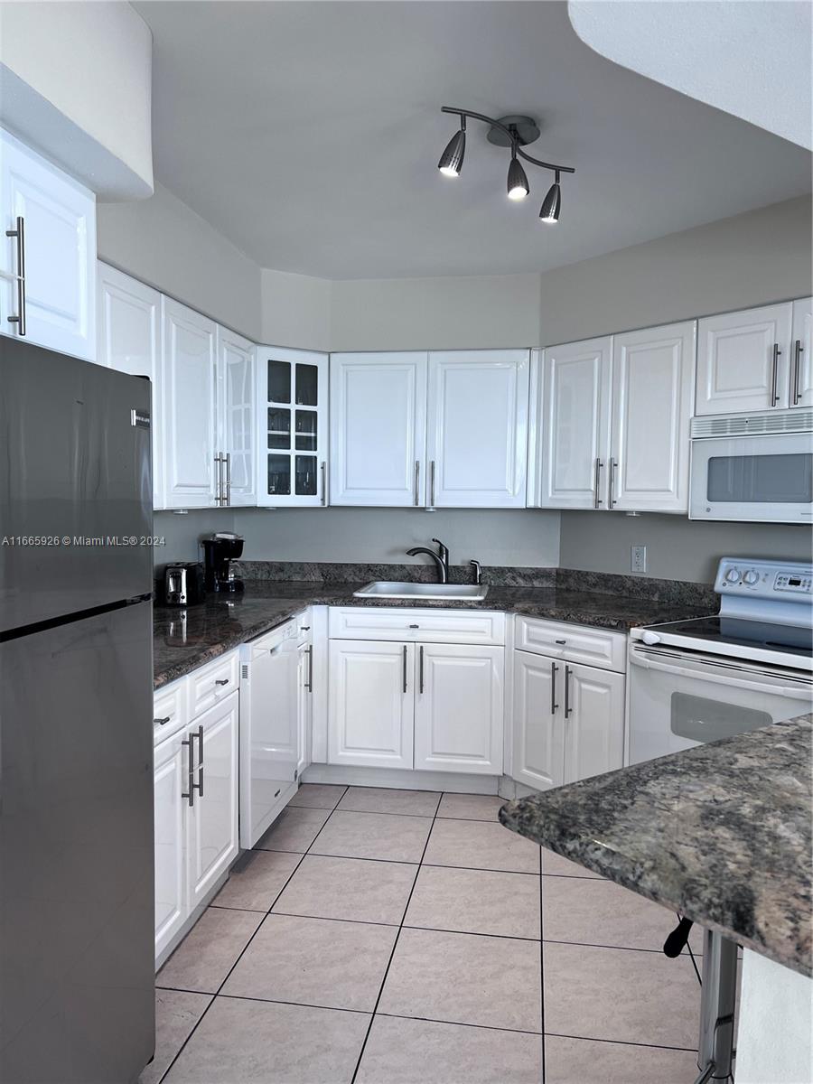 5161 Collins Avenue, Unit 405 Miami Beach, FL 33140 - Photo 18 of 25