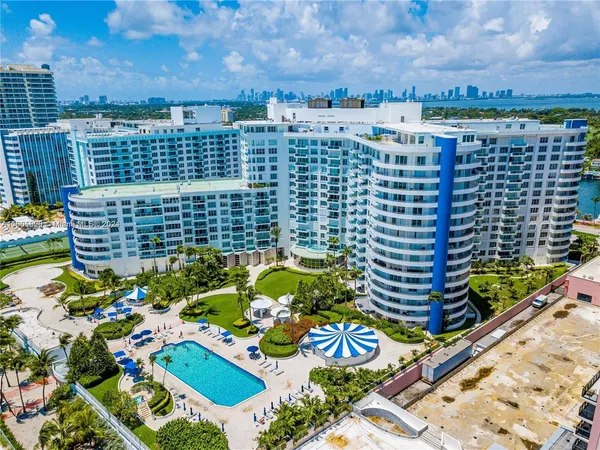 $6,700 | 5161 Collins Avenue, Unit 405, Miami Beach, FL 33140