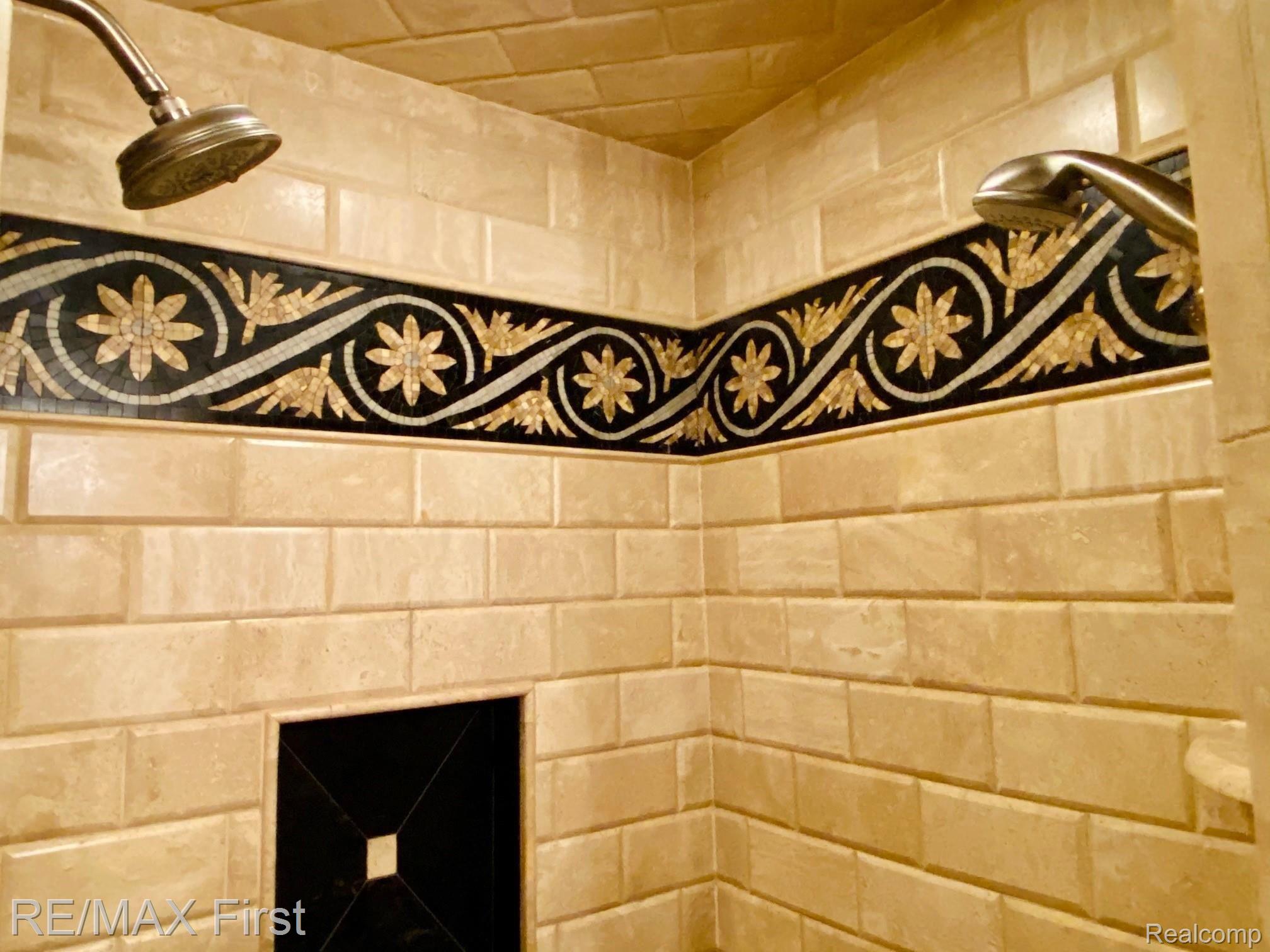 4600 Chicago Road Warren, MI 48092 - Photo 32 of 43 Second Floor Bath Tile Detail