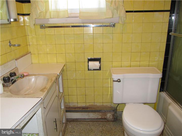 1427-29 Ridge Avenue Reading, PA 19607 - Photo 19 of 25 Bathroom