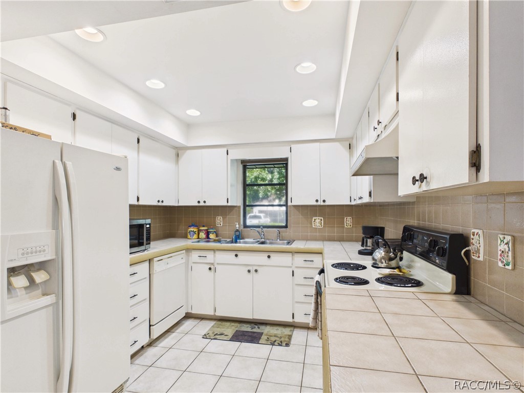 5 Pinewood Green Homosassa, FL 34446 - Photo 16 of 44 KITCHEN 2