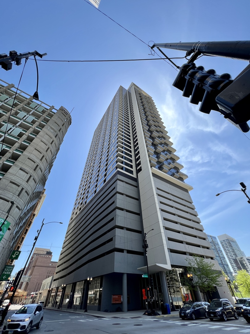 235 West Van Buren Street, Unit 3310 Chicago, IL 60607 - Photo 1 of 18 a front view of a building