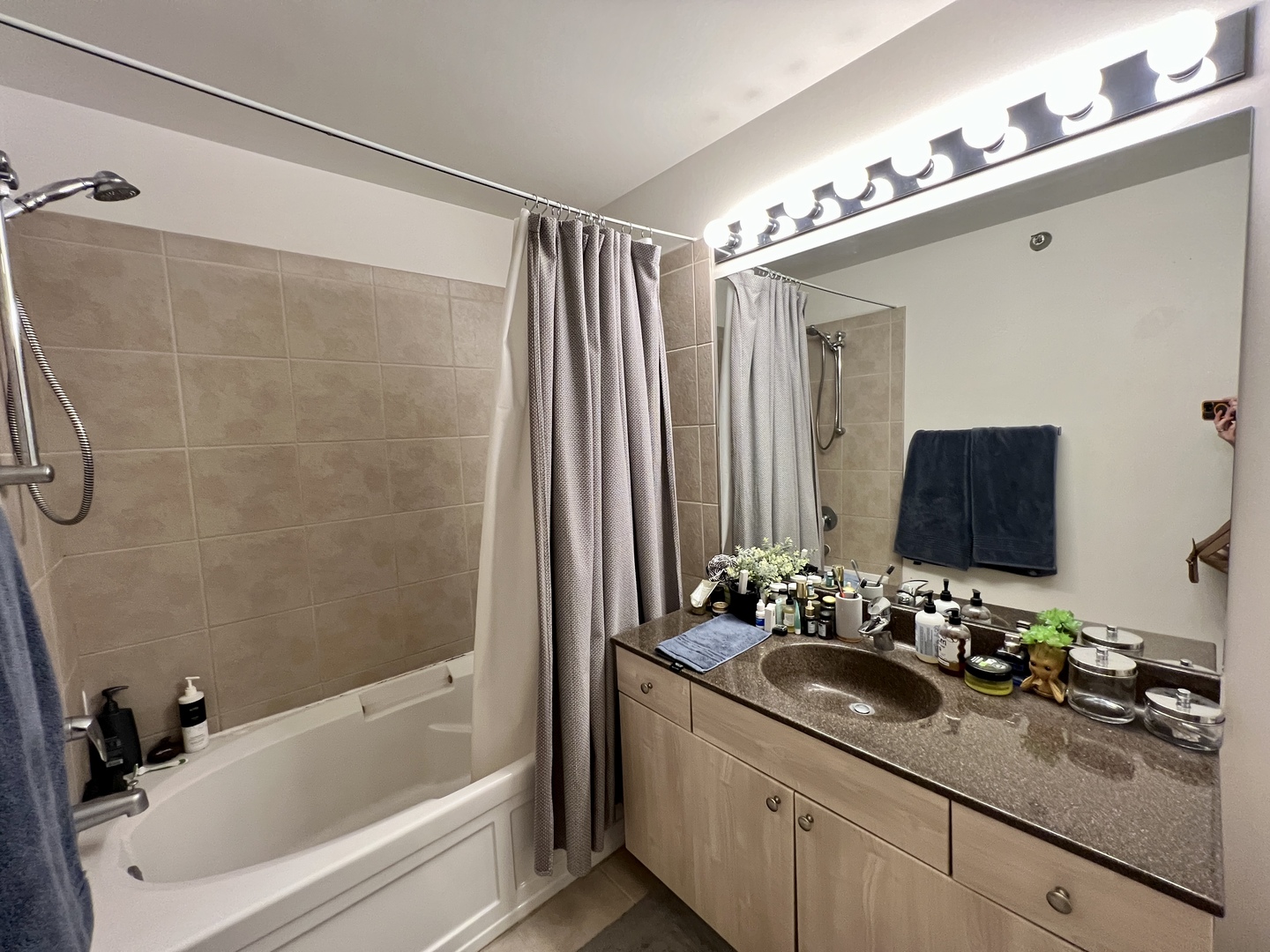 235 West Van Buren Street, Unit 3310 Chicago, IL 60607 - Photo 13 of 18 a bathroom with a sink double vanity and a bathtub