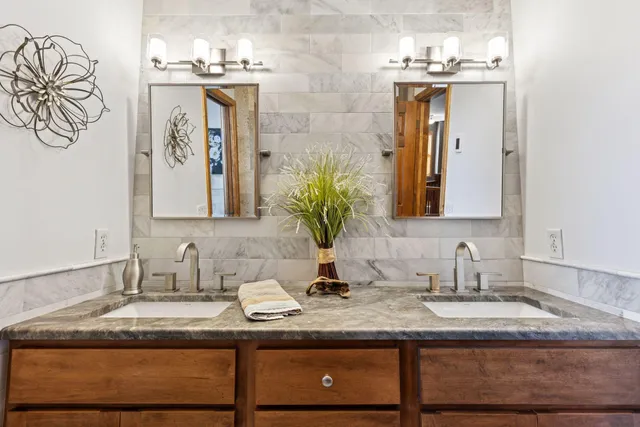 $995,000 | 10758 Watersedge Lane, Woodbury, MN 55129