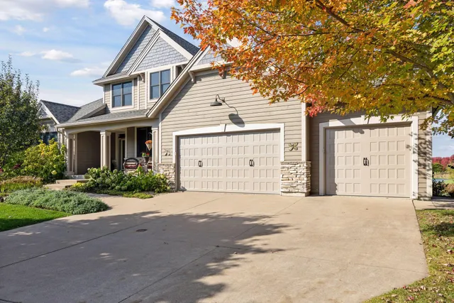 $995,000 | 10758 Watersedge Lane, Woodbury, MN 55129