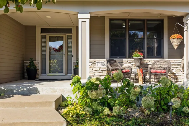 $995,000 | 10758 Watersedge Lane, Woodbury, MN 55129