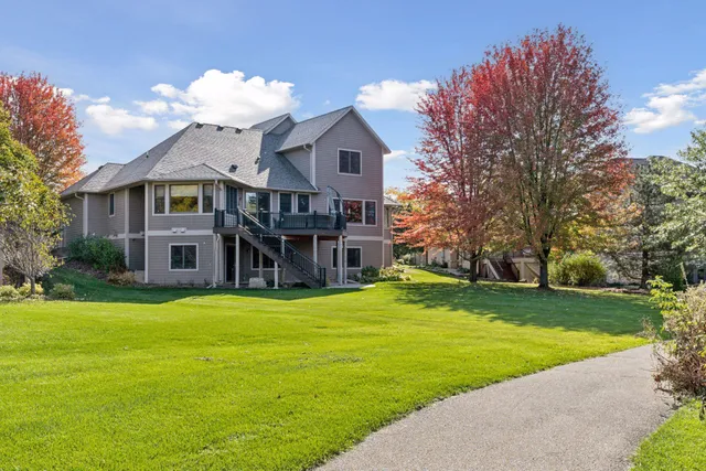 $995,000 | 10758 Watersedge Lane, Woodbury, MN 55129