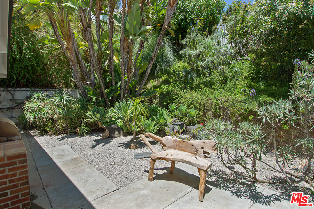 1071 Tellem Drive Pacific Palisades, CA 90272 - Photo 25 of 26 a view of a backyard with sitting area