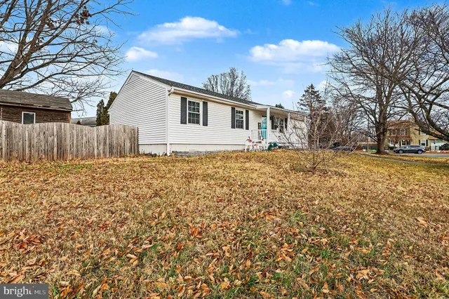 a view of a yard with a house