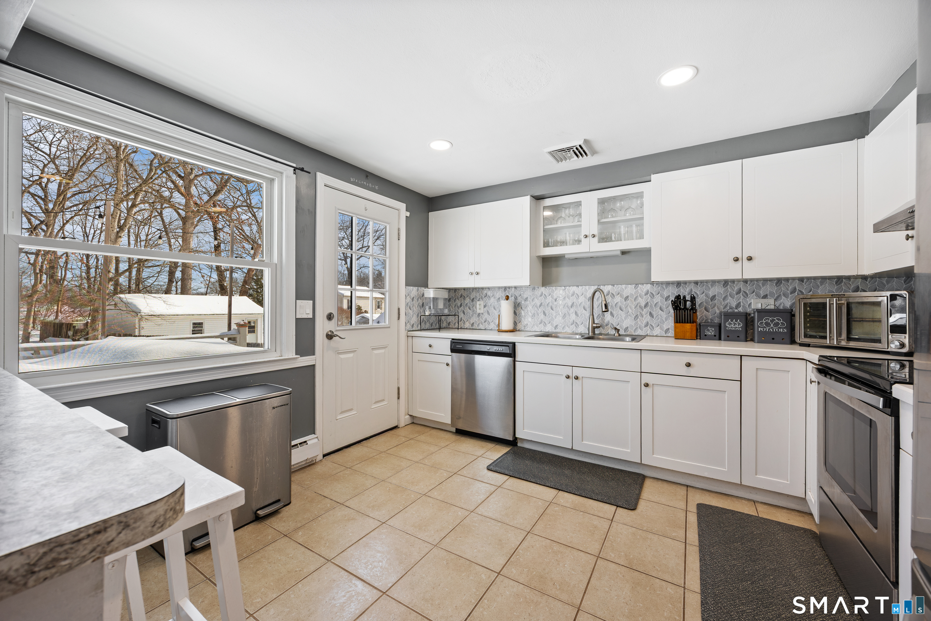 334 Gaylord Drive Waterbury, CT 06708 - Photo 9 of 40