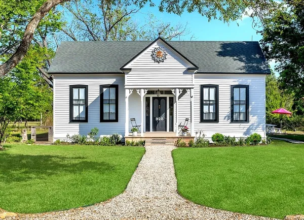 $625,000 | 928 East State Highway, Fayetteville, TX 78940