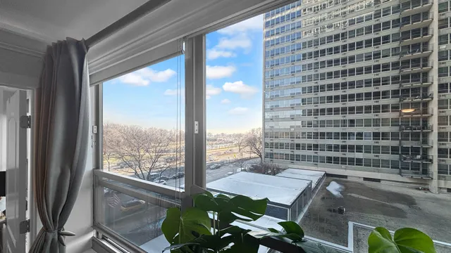 $2,650 | 3550 North Lake Shore Drive, Unit 417, Chicago, IL 60657
