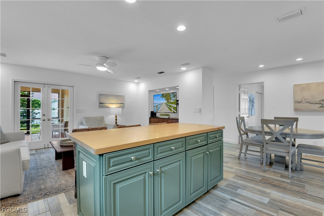 851 98th Avenue North Naples, FL 34108 - Photo 6 of 32