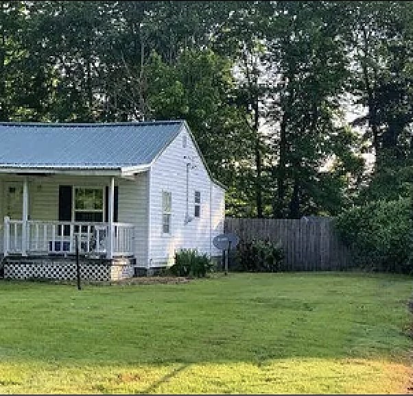 1047 Perry Switch Road Jackson, TN 38301 - Photo 3 of 36 a front view of a house with garden