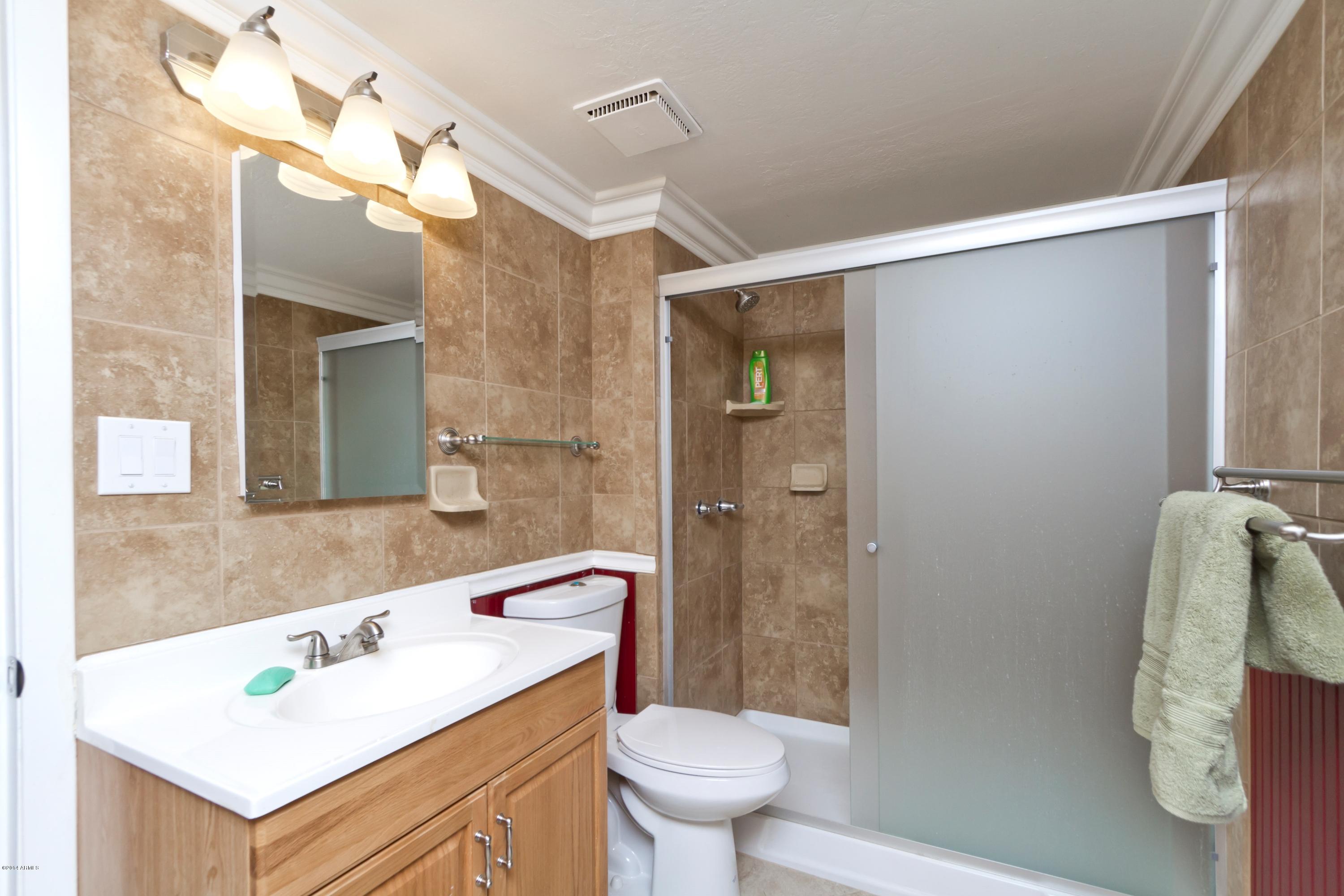 3176 East Campbell Road Gilbert, AZ 85234 - Photo 18 of 25 Guest House Bathroom