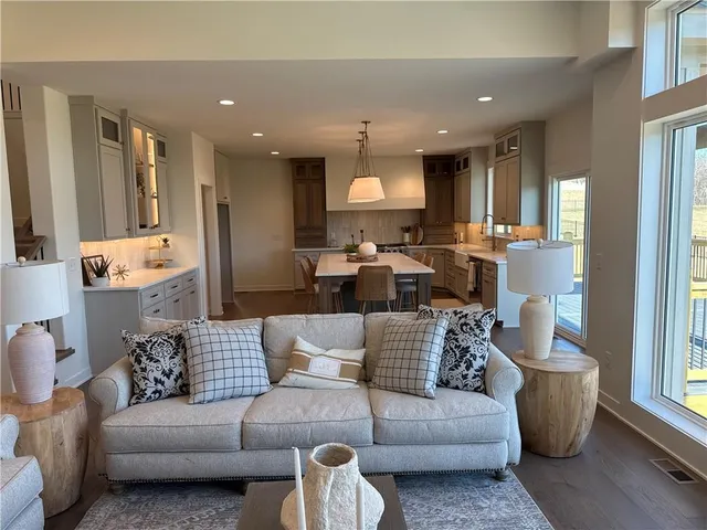 $749,900 | 13508 Terrace Park Drive, Parkville, MO 64152