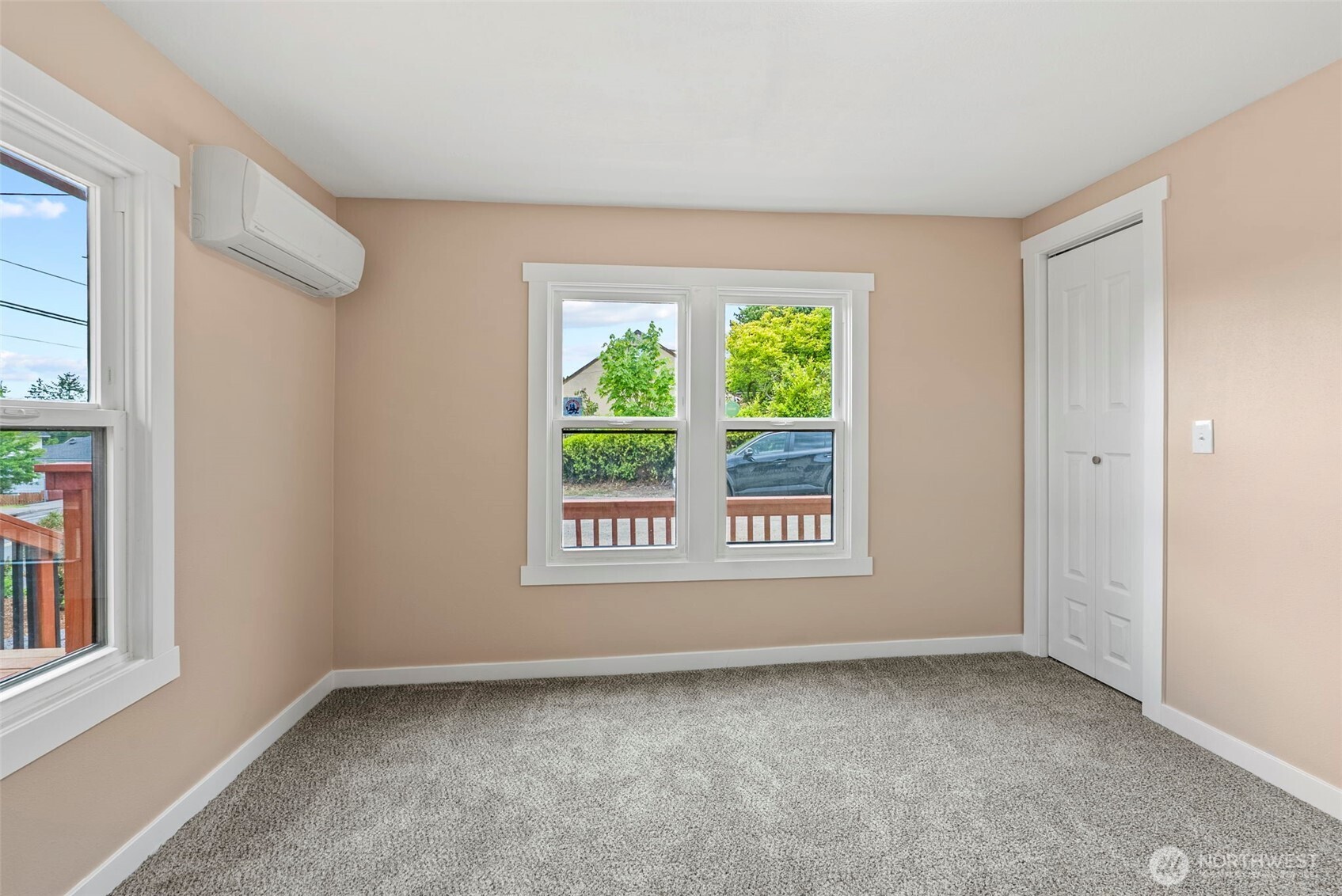 2914 Columbia Heights Road Longview, WA 98632 - Photo 14 of 29 an empty room with a window