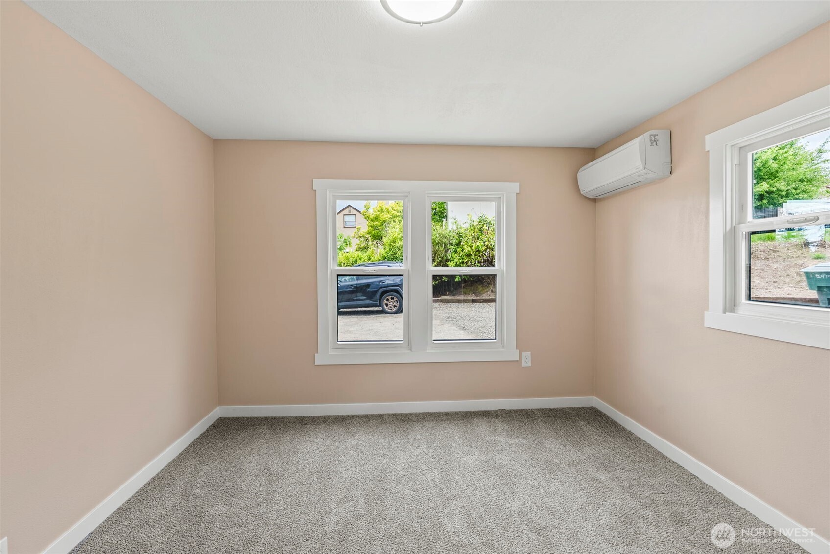 2914 Columbia Heights Road Longview, WA 98632 - Photo 10 of 29 an empty room with a window