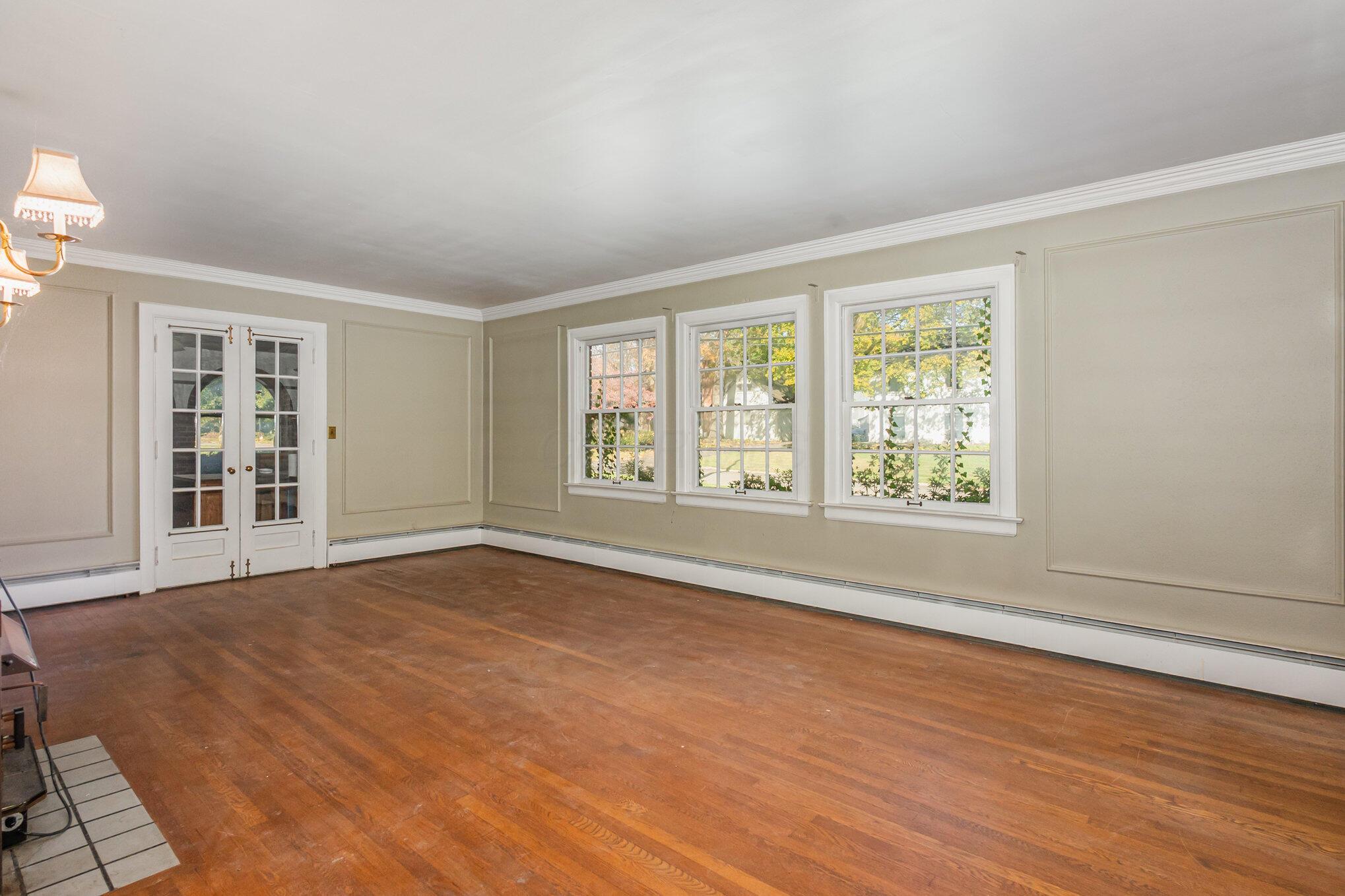 293 Merchant Street Newark, OH 43055 - Photo 7 of 61 Living Room