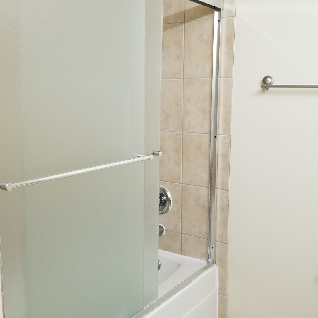 1910 South State Street, Unit 301 Chicago, IL 60616 - Photo 10 of 12 a bathroom with a bathtub