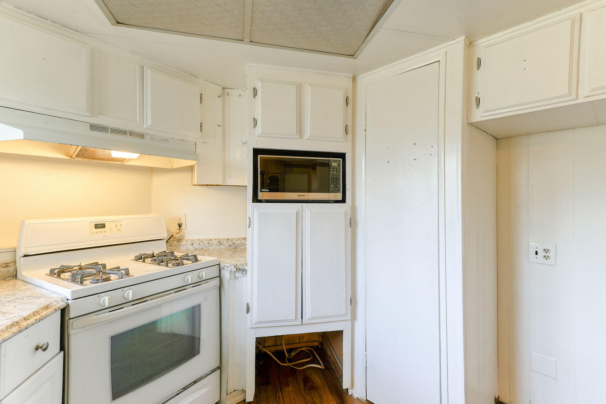 5082 Happy Valley Road Anderson, CA 96007 - Photo 2 of 66 a kitchen with a stove and a microwave