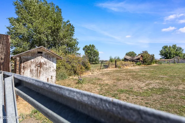 a view of outdoor space with garden view