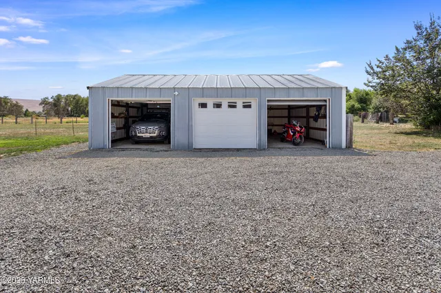 a view of a backyard
