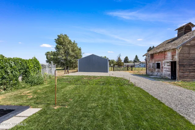 a sign that is sitting in front of a house