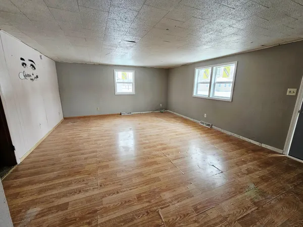 $80,000 | 905 6th Street, Clarkfield, MN 56223