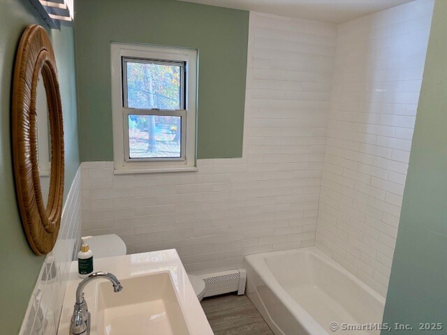 498 Oak Avenue, Unit 28 Cheshire, CT 06410 - Photo 12 of 21 a bathroom with a sink toilet and bathtub